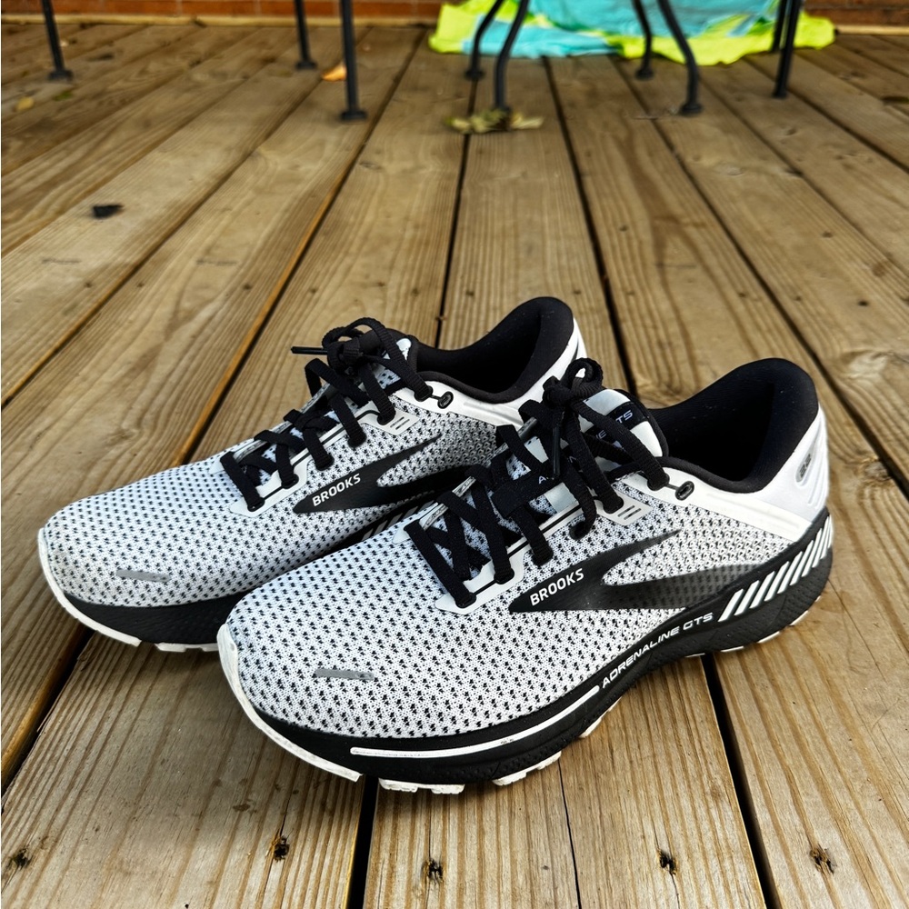 Women’s Brooks Adrenaline GTS 22 size 10.5